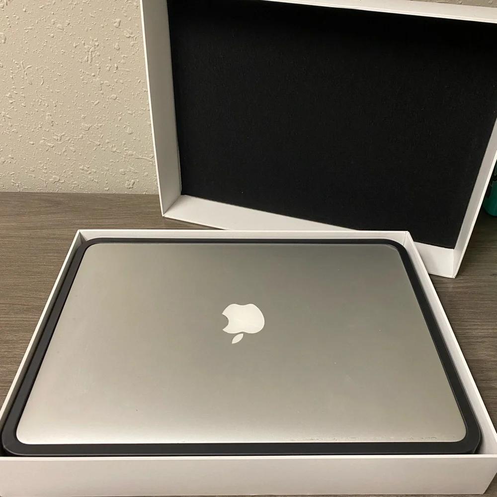 Apple MacBook Air - Sleek Silver Design